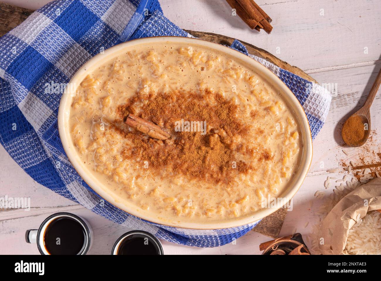 Plat de riz doux à la cannelle dans un bol brun dans un cadre rustique, cuisine brésilienne traditionnelle, vue de dessus. Banque D'Images