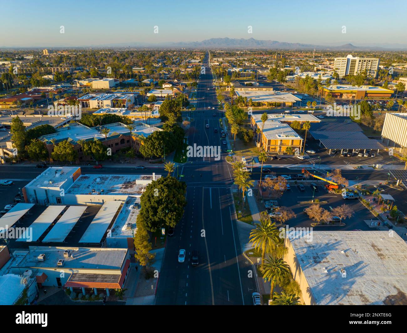 Vue aérienne du centre-ville de Mesa sur Center Street à Pepper place au coucher du soleil, Mesa, Arizona, États-Unis. Banque D'Images