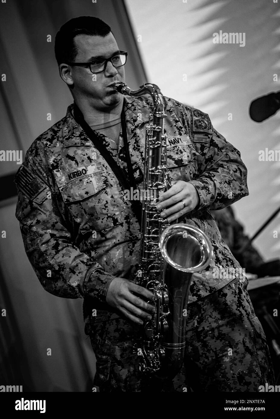 230128-N-DK722-1002 (le 28 janvier 2023) LAGOS, Nigeria – classe de musicien 2nd Chris Kirbo joue le saxophone pour un enregistrement en direct à la télévision sur le programme Sunrise de Channels News à Lagos, au Nigeria, le 28 janvier 2023, dans le cadre de l'Obagame Express 2023. Obangame Express 2023, réalisé par U.S. Forces navales en Afrique, est un exercice maritime conçu pour améliorer la coopération et accroître la sécurité et la sûreté maritimes entre les pays participants du golfe de Guinée et de l'océan Atlantique Sud. ÉTATS-UNIS La sixième flotte, dont le siège est à Naples, en Italie, mène toute la gamme des opérations conjointes et navales, souvent en conc Banque D'Images