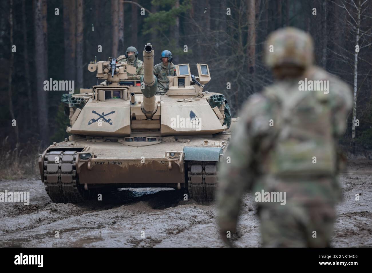 A ÉTATS-UNIS Un soldat affecté au 1st Bataillon, 9th Cavalry Regiment, 2nd Armored Brigade combat Team, 1st Cavalry Division, dirige un équipage de char M1A2 dans la file d'attente lors d'un exercice de feu à Bemowo Piskie, Pologne, le 16 février 2023. Le 4 ID et leurs unités de soutien travaillent fièrement aux côtés des alliés de l’OTAN et des partenaires de sécurité régionaux pour fournir des forces crédibles au combat au V corps, le corps déployé en Europe par l’Amérique. Banque D'Images