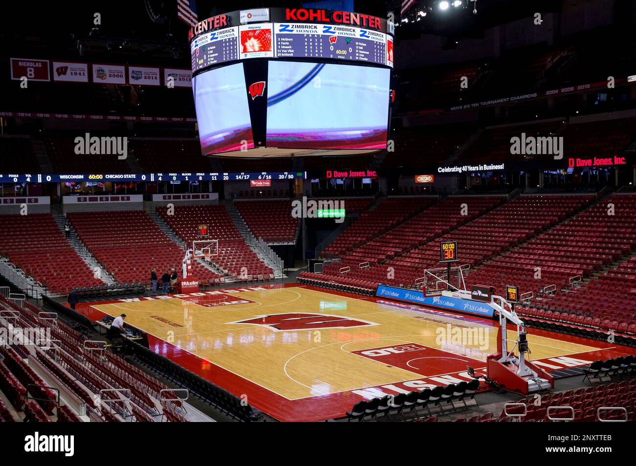 December 27, 2017: A shot of the court before the NCAA Basketball game between the Chicago State Cougars and the Wisconsin Badgers at the Kohl Center in Madison, WI. Wisconsin defeated Chicago State 82-70. John Fisher/CSM (Cal Sport Media via AP Images) Banque D'Images