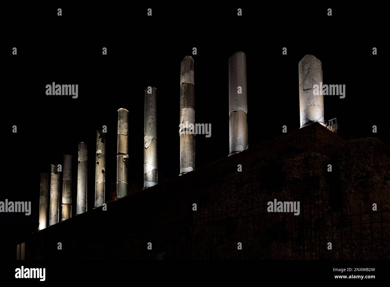 Vue de nuit sur les colonnes de la via Sacra, Mont Palatin, Rome, Italie Banque D'Images