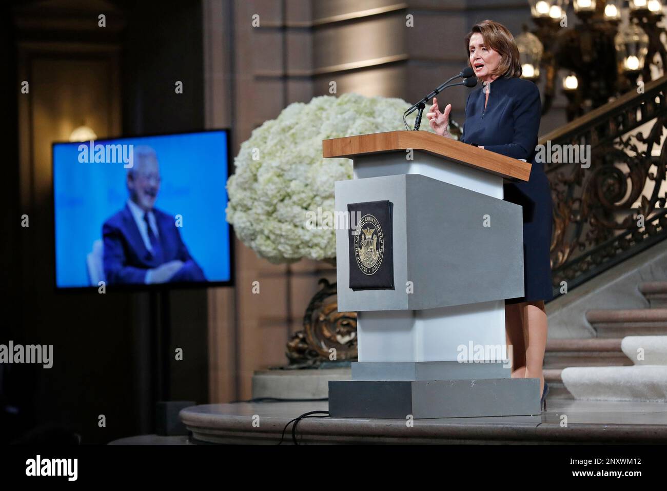 U.S. House of Representatives Minority Leader Nancy Pelosi speaks during a service celebrating the life of Mayor Ed Lee at San Francisco City Hall in San Francisco, Sunday, Dec. 17, 2017. San Francisco Mayor Ed Lee was remembered for his humility, integrity and infectious smile during a public celebration of his life Sunday at City Hall attended by family members, former staff, politicians and residents. (Scott Strazzante/San Francisco Chronicle via AP, Pool) Banque D'Images