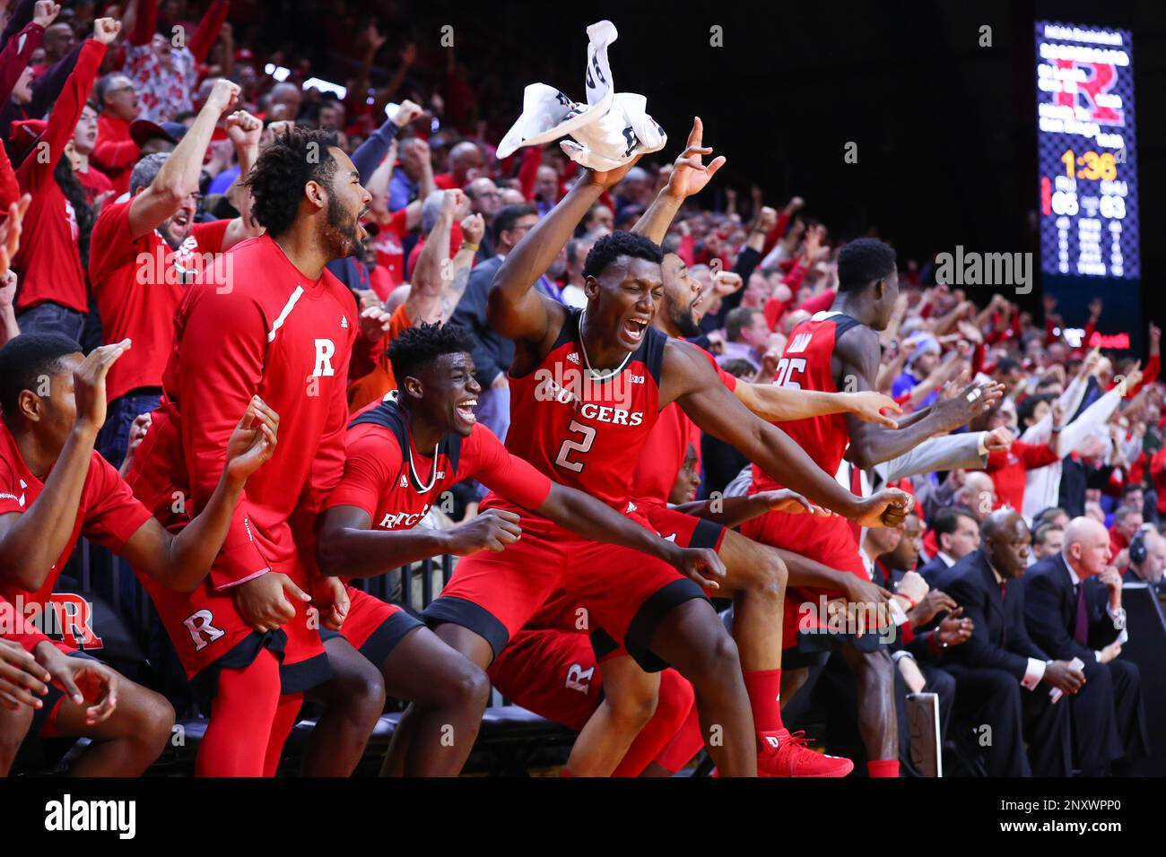 PISCATAWAY, NJ - DECEMBER 16: Rutgers Scarlet Knights bench reacts during the second half of the College Basketball game between the Seton Hall Pirates and the Rutgers Scarlet Knights on December 16, 2017, at the Louis Brown Athletic Center in Piscataway, NJ. (Photo by Rich Graessle/Icon Sportswire) (Icon Sportswire via AP Images) Banque D'Images