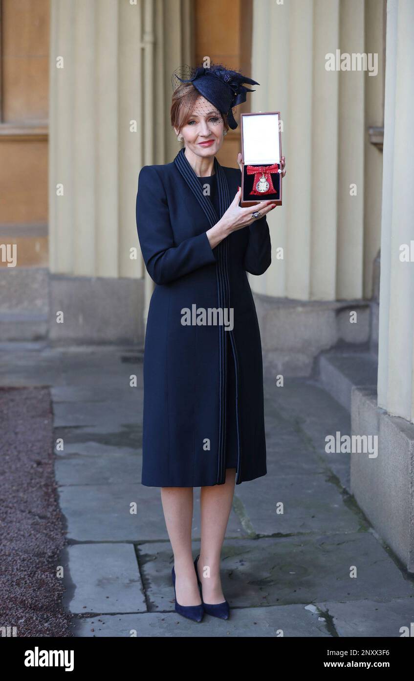 The author of the Harry Potter books, JK Rowling poses after she was made a Companion of Honour during an Investiture ceremony at Buckingham Palace in London, Tuesday Dec. 12, 2017. The Duke of Cambridge conducted the investiture for the honour. (Andrew Matthews/Pool via AP) Banque D'Images