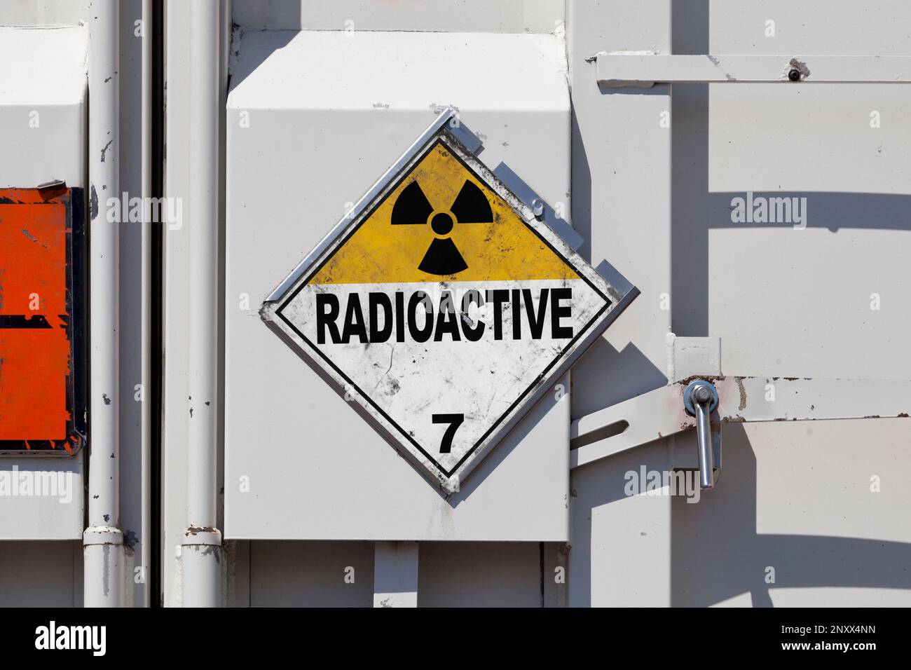 Panneau marchandises dangereuses sur la porte arrière d'un camion. L'étiquette jaune et blanche indique que les marchandises transportées sont des substances radioactives. Banque D'Images