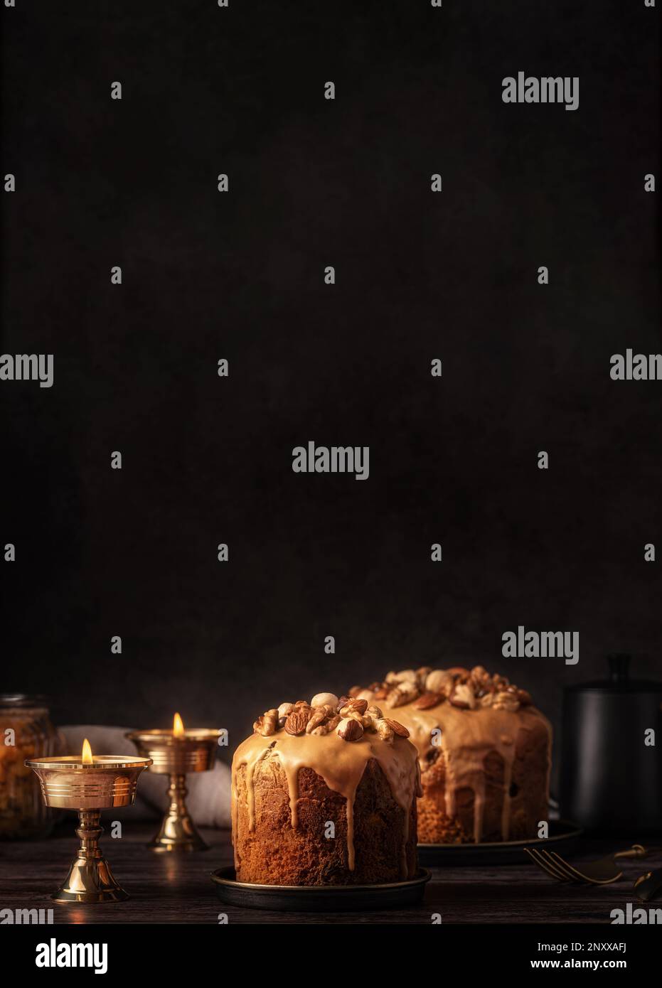 Gâteaux de Pâques émaillés de caramel décorés de noix sur fond sombre. Arrière-plan de Pâques avec espace de copie pour votre conception. Touche Bas. Banque D'Images