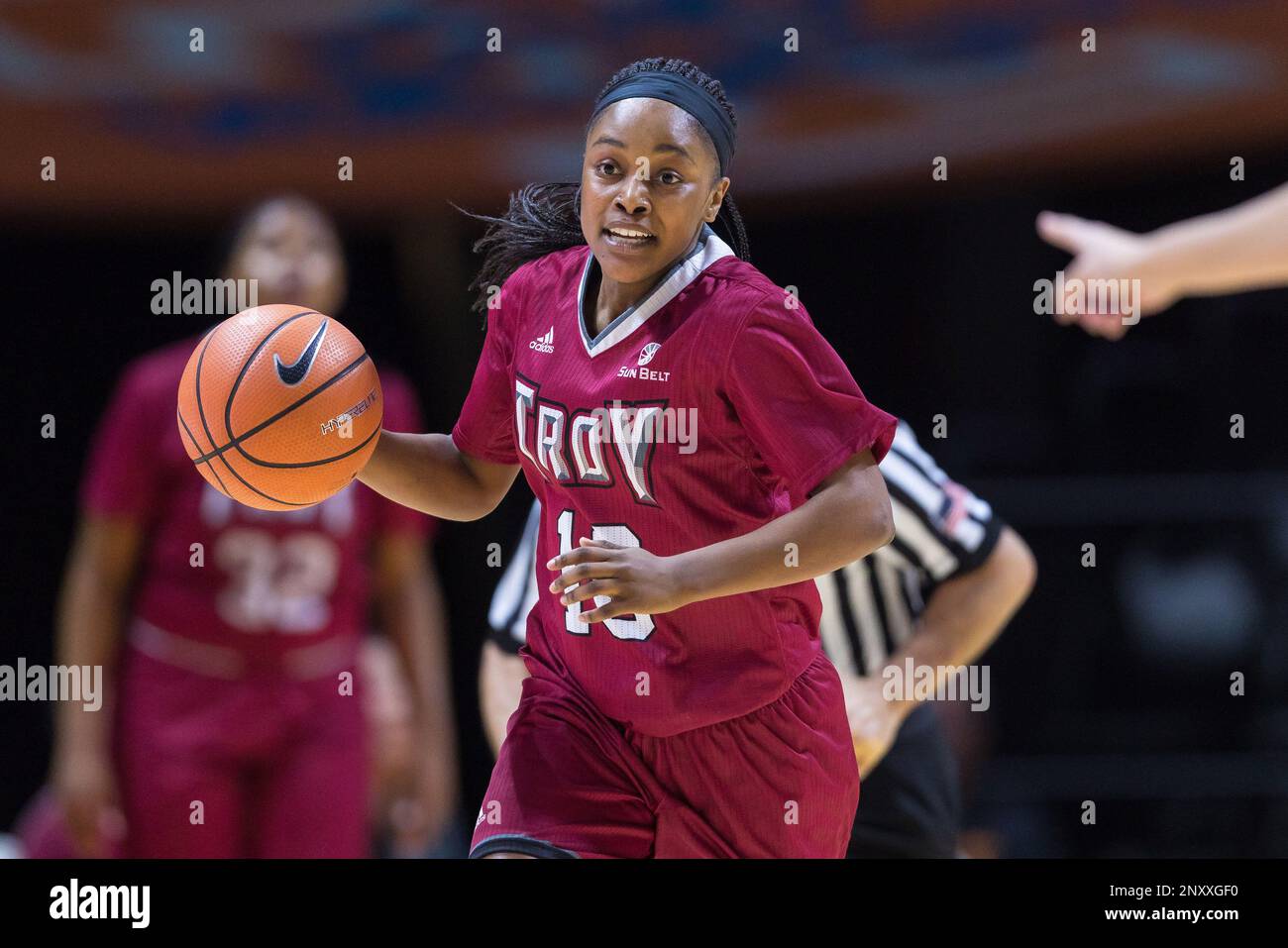December 6, 2017: Janiah Sandifer #10 of the Troy Trojans brings the ball up court during the NCAA basketball game between the University of Tennessee Lady Volunteers and the Troy University Trojans at Thompson Boling Arena in Knoxville TN Tim Gangloff/CSM (Cal Sport Media via AP Images) Banque D'Images