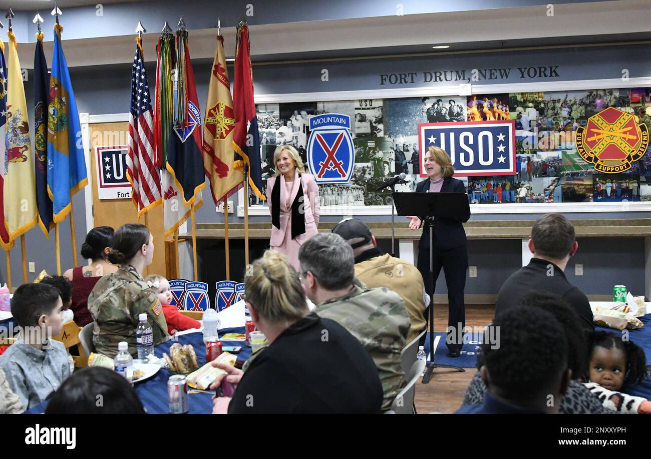 La première dame, le Dr Jill Biden, et la sous-secrétaire à la Défense, la Dre Kathleen Hicks, ont parlé avec des membres de la famille de fort Drum le 30 janvier lors d'un déjeuner de l'USO à l'intérieur du Centre du patrimoine. Une visite de poste a inclus une visite aux enfants pré-K au Centre de développement de l'enfant South Riva Ridge pour voir le projet artistique de la Saint-Valentin qui sera exposé à la Maison Blanche. Biden et Hicks se sont également joints à des représentants d'organismes de soutien à la famille au Centre de ressources pour la famille pour discuter des questions d'emploi des conjoints. Banque D'Images