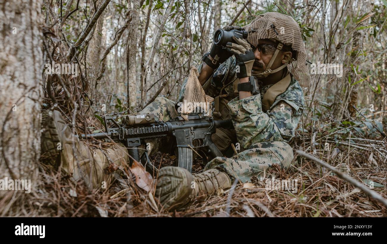 ÉTATS-UNIS Le sergent d'état-major Favio Cuero, originaire de Middletown (New York) et technicien en élimination des munitions explosives au combat Logistics Battalion 24, 2D Marine Division, effectue des reconnaissances au cours d'un cours de scoutisme au Camp Lejeune (Caroline du Nord), le 19 janvier 2023. Le but du cours de scout est d'améliorer la létalité et d'augmenter la compétence des armes à longue portée. Banque D'Images