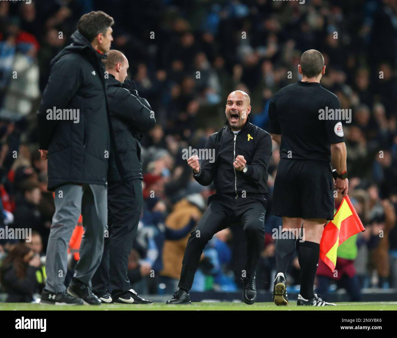 November 29, 2017 - Manchester, United Kingdom - Josep Guardiola manager of Manchester City celebrates the winning goal in front of Mauricio Pellegrino manager of Southampton during the premier league match at the Etihad Stadium, Manchester. Picture date 29th November 2017. Picture credit should read: Simon Bellis/Sportimage (Cal Sport Media via AP Images) Banque D'Images