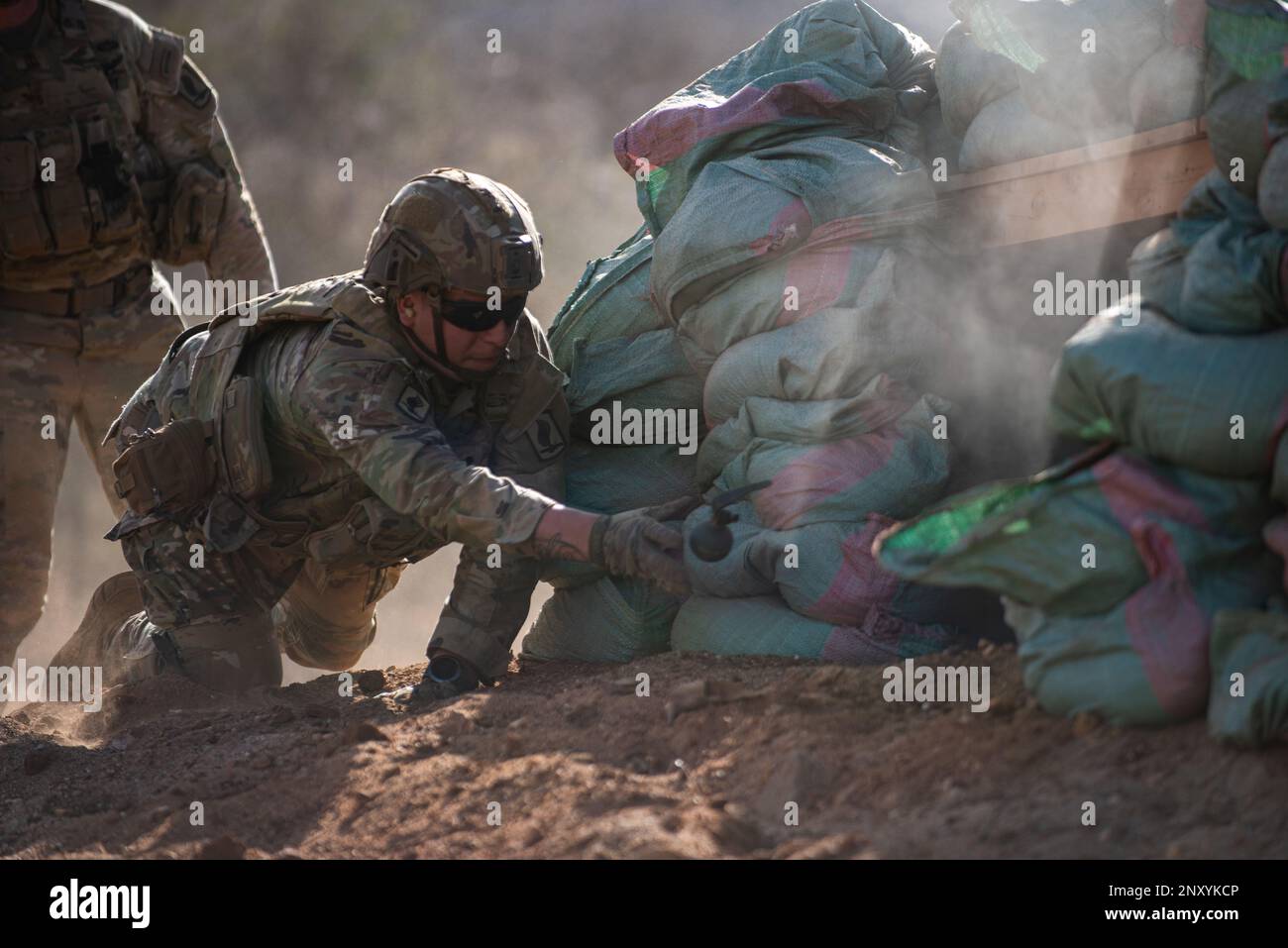 Le SPC Elliott Resendiz de la Compagnie choisie, 2-503rd Régiment d'infanterie de parachutisme, 173rd équipe de combat de la Brigade d'infanterie (Airborne) emploie une grenade à fragmentation de M67 dans un bunker à l'Accord 23 justifié à Isiolo, Kenya, 13 février 2023. JA23 est un exercice conjoint, multinational, de préparation dirigé par les États-Unis Force opérationnelle militaire pour l'Europe du Sud, Afrique (SETAF-AF), parrainée par les États-Unis Commandement de l'Afrique et conduite au Kenya, à Djibouti et en Ouganda. Banque D'Images