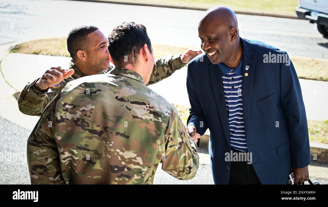 La direction de l'Inter-American Defense College souhaite la bienvenue à M. Kevin J. Bostick, aux États-Unis Direction des exercices de commandement du Sud et des affaires de coalition Directeur pour une visite au campus de l'IADC à fort Lesley J. McNair, Washington, D.C., le 8 février 2023. La direction des exercices et des affaires de coalition du personnel mixte J7/9 utilise des partenariats dans toute la société, y compris des exercices, des opérations d'affaires civiles et des activités d'aide humanitaire, pour améliorer la capacité de l'USSOUTHCOM et des pays partenaires à réagir rapidement aux situations d'urgence et à neutraliser les réseaux de menaces. Le J7/9 s'efforce de développer un très traine Banque D'Images