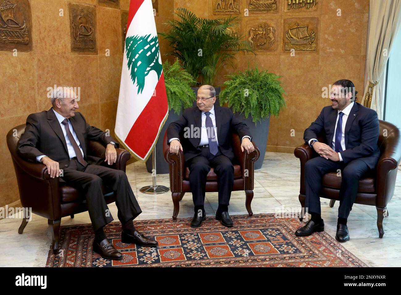 In this photo released by the Lebanese Government, Lebanese President Michel Aoun, center, meets with Prime Minister Saad Hariri, right, and Parliament Speaker Nabih Berri, left, at the Presidential Palace in Baabda, east of Beirut, Lebanon, Monday, Nov. 27, 2017. Aoun launched consultations with the country's political leaders over the government's future in the wake of Prime Minister Saad Hariri's suspended resignation. (Dalati Nohra/Lebanese Government via AP) Banque D'Images