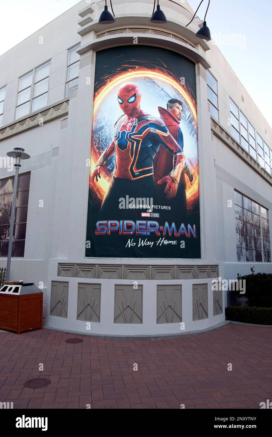 Une affiche faisant la promotion d'un film Spider-Man sur le terrain des studios Sony à Culver City, CA. Banque D'Images