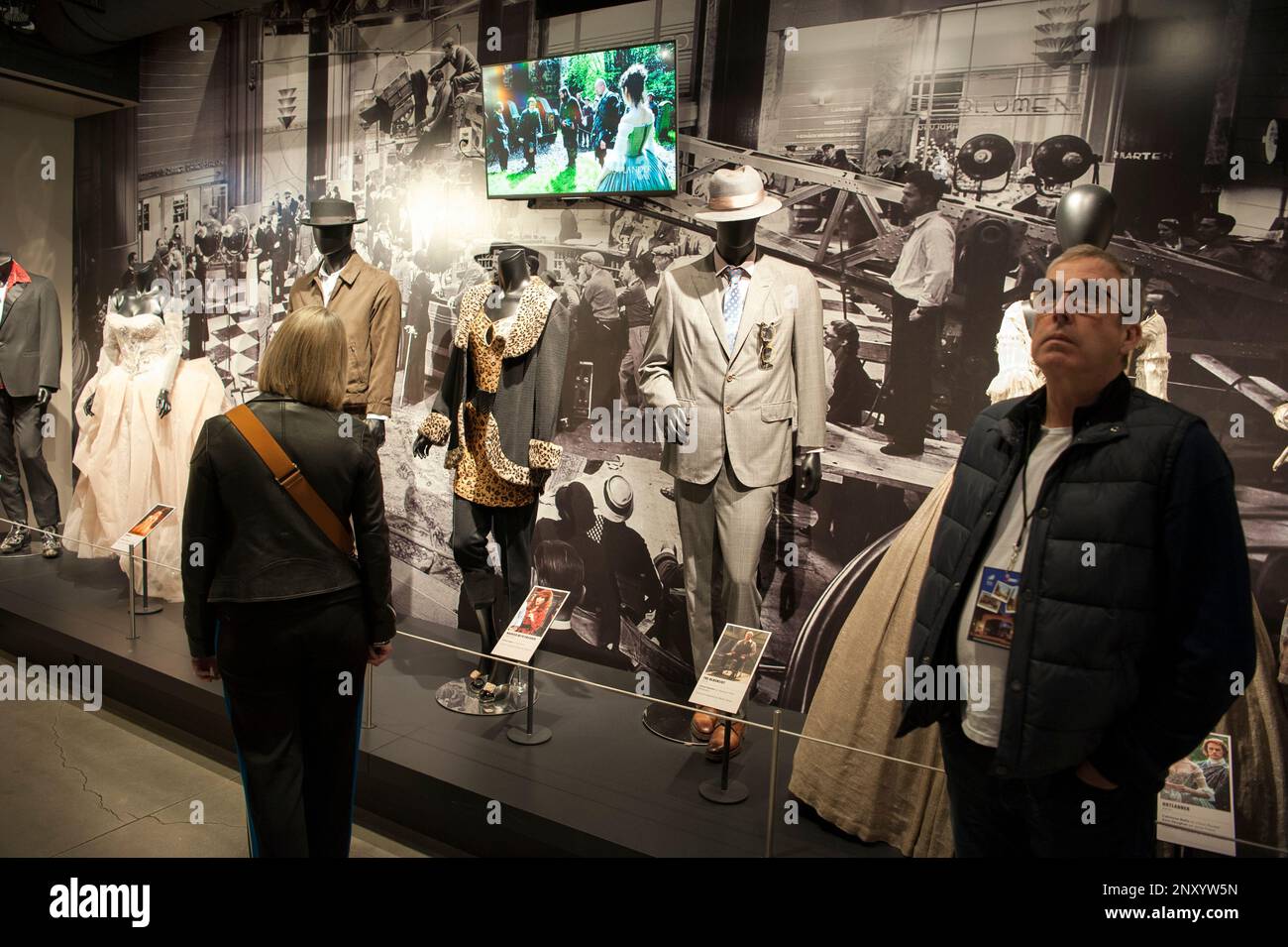 Les visiteurs visitent un petit musée avec une exposition de costumes de cinéma à Sony Studios Tour à Culver City, Californie. Banque D'Images