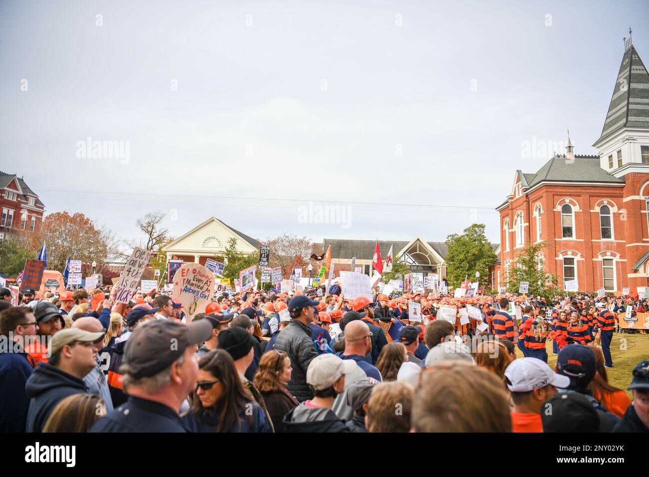 AUBURN, AL - NOVEMBER 25: Fans gather on the set of ESPN's College GameDay prior to a football game between the Auburn Tigers and the Alabama Crimson Tide on Saturday, November 25, 2017 at Jordan-Hare Stadium in Auburn, Ala. (Photo by Chip Dillard/Icon Sportswire) (Icon Sportswire via AP Images) Banque D'Images