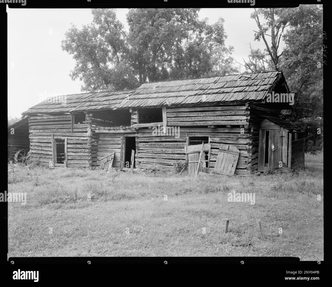 Old Log Barn, Wentworth vic., comté de Rockingham, Caroline du Nord. Carnegie Etude de l'architecture du Sud. États-Unis Caroline du Nord Rockingham County Wentworth vic, Barns, Log buildings. Banque D'Images