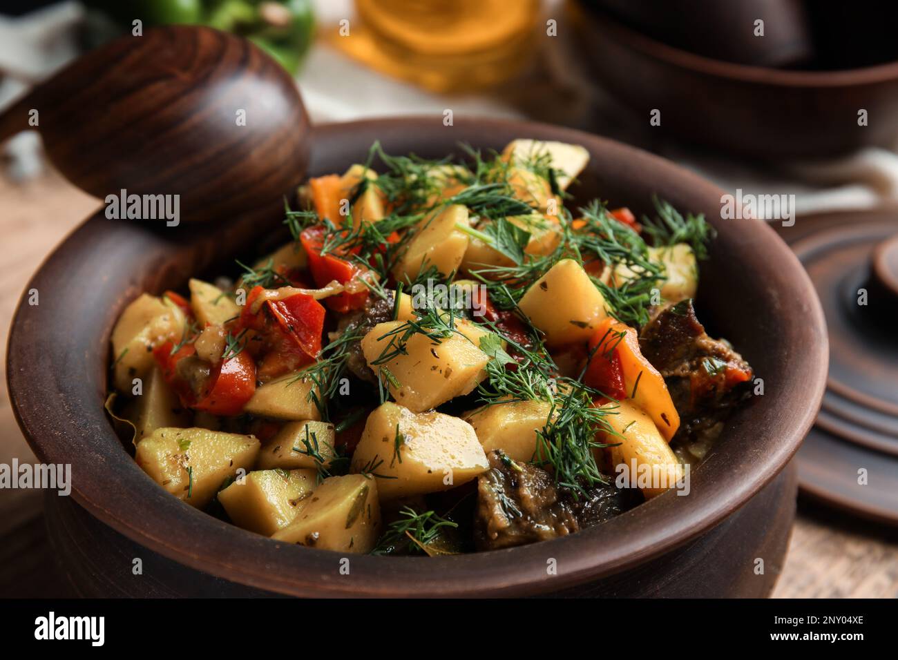 Plat savoureux cuit avec pommes de terre en faïence, en gros plan Banque D'Images