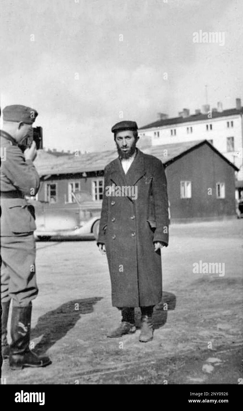 ASSldiers de la société de propagande Waffen-SS photographiant et filmant des résidents juifs à Rauchgasse (rue Wolborska) dans le ghetto Lodz. Bundesarchiv, Bild 101III-Schilf-003-24 / Schilf / CC-BY-sa 3,0 Banque D'Images