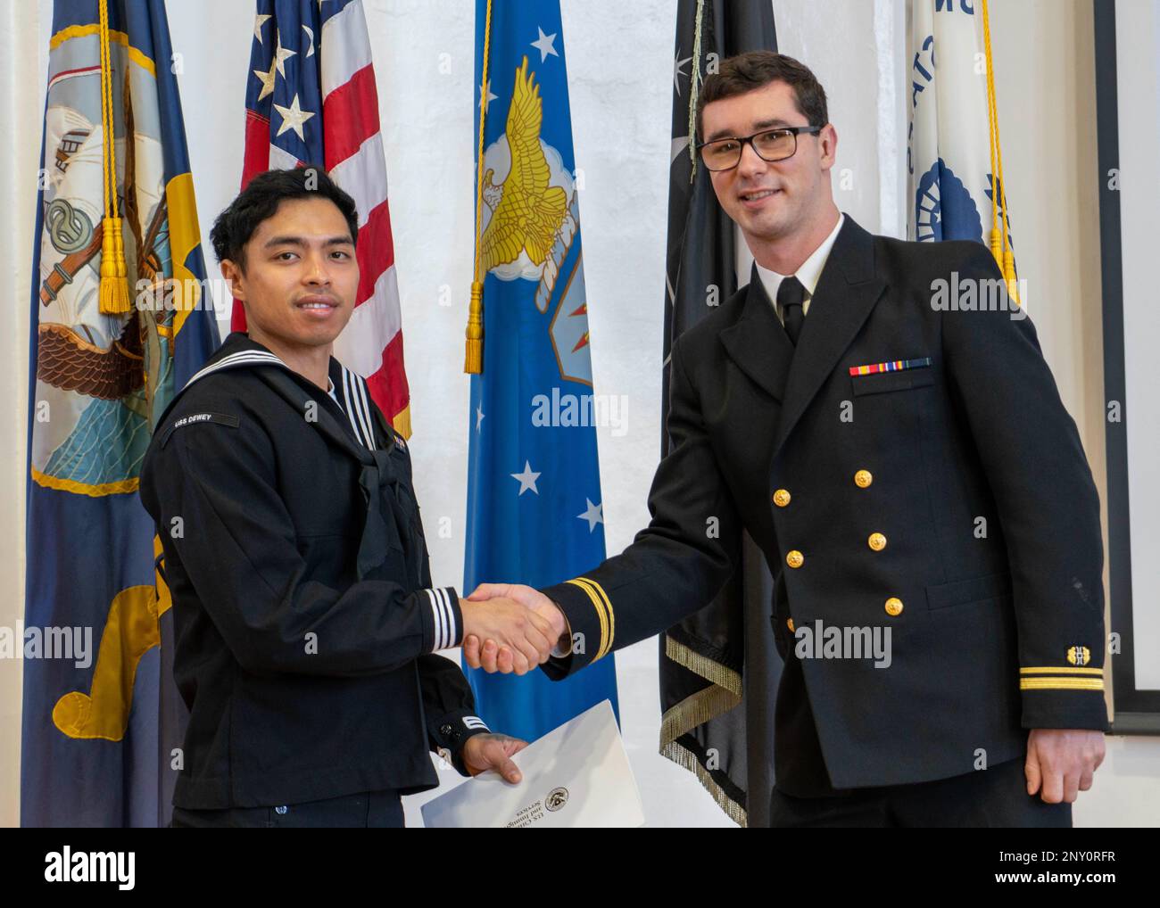 YOKOSUKA (Japon) (30 janvier 2023) — le Matelot de 1re classe Darren Carrillo reçoit un certificat de naturalisation du lieutenant j.g. Evan Draym, juge-avocat de l'assistance juridique pour le Bureau régional des services juridiques (RSSO) Pacifique occidental, lors d'une cérémonie de naturalisation des services de citoyenneté et d'immigration des États-Unis, organisée par RSSO Western Pacific au C2 Auditorium à bord Commandant, activités de la flotte Yokosuka (CFAY). Depuis plus de 75 ans, la CFAY fournit, entretient et exploite des installations et des services de base à l'appui des forces navales déployées à l'avant de la flotte américaine 7th, des commandements des locataires et des milliers de M. Banque D'Images