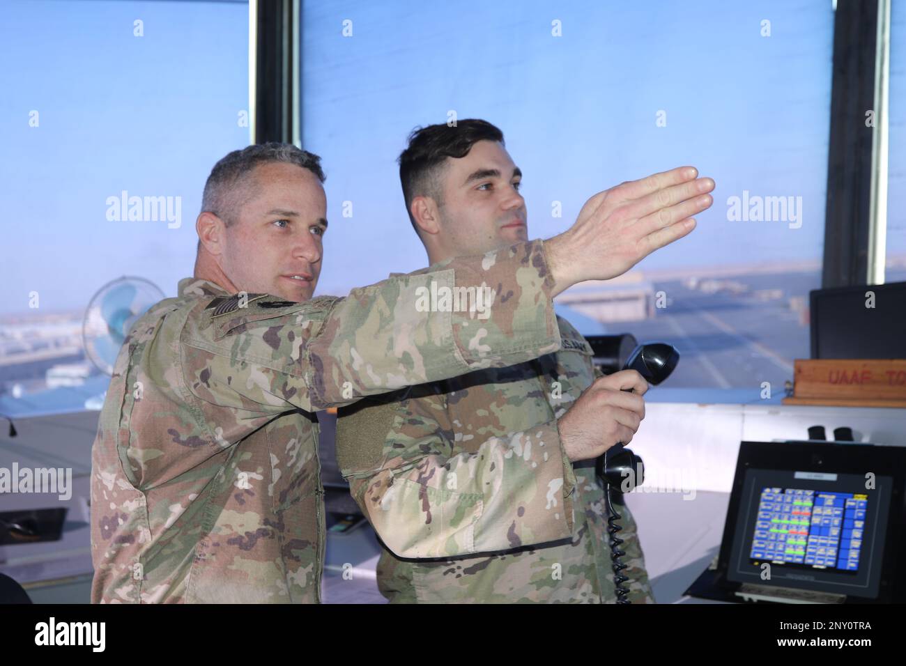 Le sergent d'état-major Sean Boulet, tour de contrôle NCOIC de la société Foxtrot, 2-149th GSAB, dirige le SPC Christian Edwards, contrôleur de la circulation aérienne de la société Foxtrot, vers des détails concernant un hélicoptère AH-64 Apache qui effectue une arrivée et un atterrissage à Camp Buehring, au Koweït, le 20 janvier 2023. (Capt. Steven L. Wesolowski, 36th, AFFAIRES publiques DE L'ACR) Banque D'Images