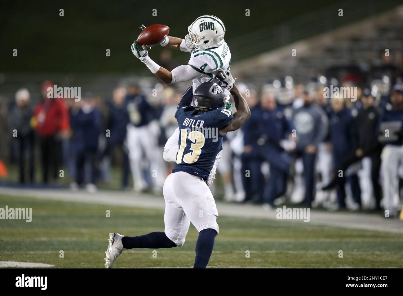 AKRON, OH - NOVEMBER 14: A hit by Akron Zips defensive back Denzel Butler (13) separates Ohio Bobcats wide receiver Papi White (4) from the football on a fourth down play during the fourth quarter of the college football game between the Ohio Bobcats and Akron Zips on November 14, 2017, at Summa Field at InfoCision Stadium in Akron, OH. Akron defeated Ohio 37-34. (Photo by Frank Jansky/Icon Sportswire) (Icon Sportswire via AP Images) Banque D'Images