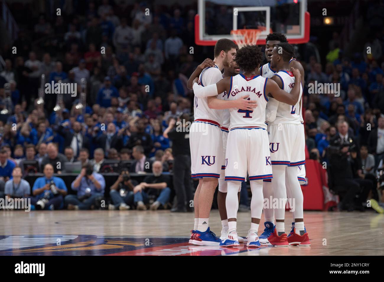CHICAGO, IL - NOVEMBER 14: Kansas Jayhawks huddle on the court during the State Farm Champions Classic basketball game between the Kansas Jayhawks and Kentucky Wildcats on November 14, 2017, at the United Center in Chicago, IL. (Photo by Zach Bolinger/Icon Sportswire) (Icon Sportswire via AP Images) Banque D'Images