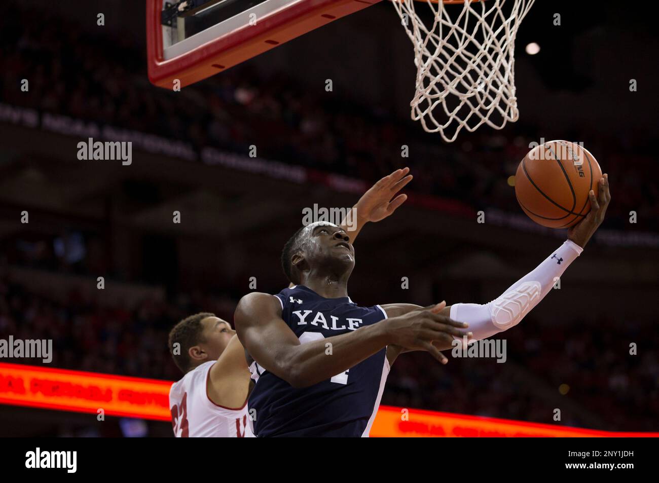November 12, 2017: Yale Bulldogs guard Miye Oni #24 goes up for a shot during the NCAA Basketball game between the Yale Bulldogs and the Wisconsin Badgers at the Kohl Center in Madison, WI. Wisconsin defeated Yale 89-61. John Fisher/CSM (Cal Sport Media via AP Images) Banque D'Images