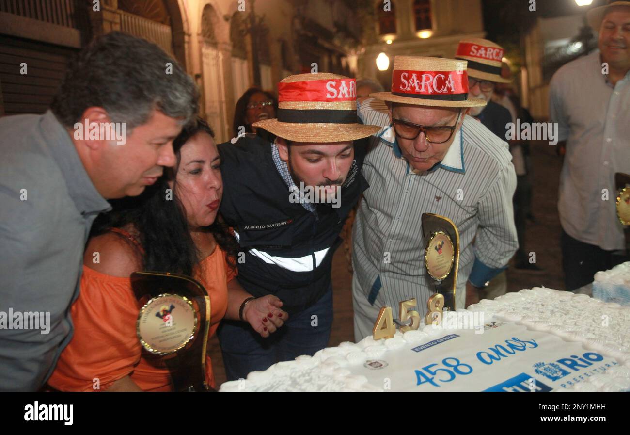 Rio de Janeiro, Rio de Janeiro, Brésil. 1st mars 2023. La ville de Rio de Janeiro célèbre son anniversaire de 458th, avec un gâteau et des bougies coupés par les dignitaires de la ville sur Rua do Mercado mercredi. La ville de Rio de Janeiro proprement dite a été fondée sur 1 mars 1565 par les Portugais. (Credit image: © Onofre Veras/TheNEWS2 via ZUMA Press Wire) USAGE ÉDITORIAL SEULEMENT! Non destiné À un usage commercial ! Banque D'Images