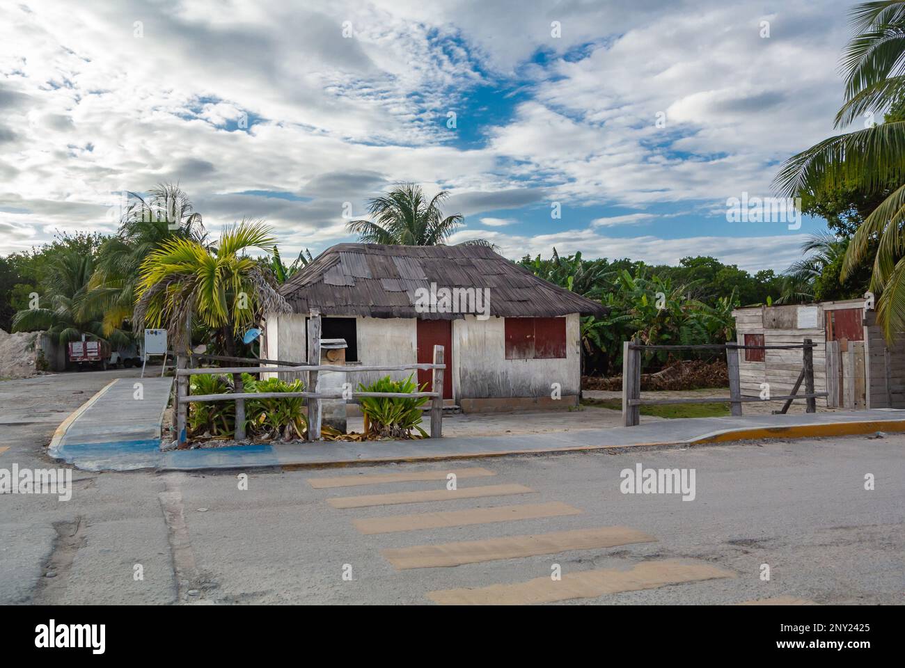 Mahahual, Quintana Roo, Mexique, Une maison dans la rue du centre-ville de Mahahual Banque D'Images