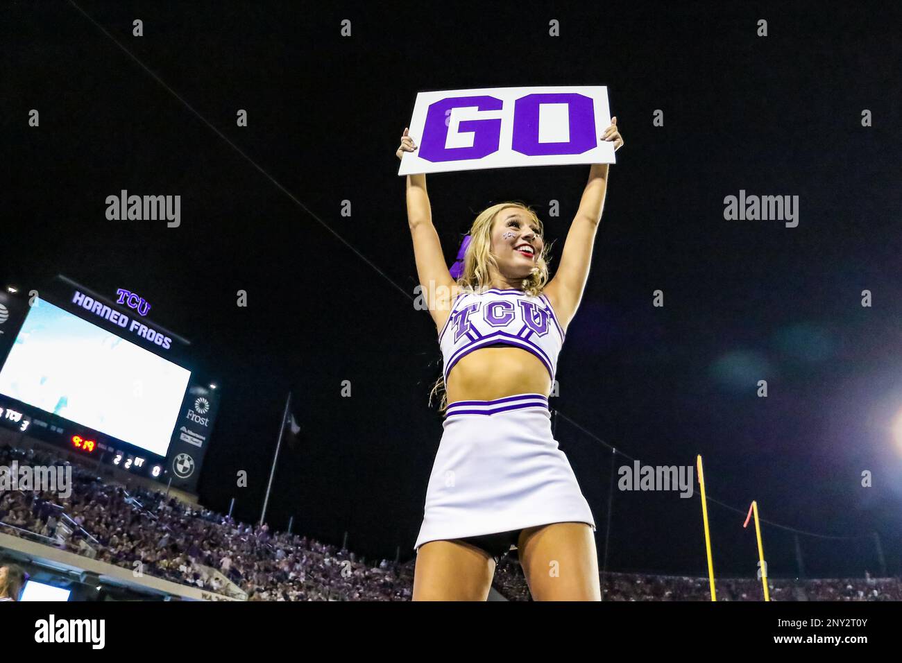 FORT WORTH, TX - NOVEMBER 04: The TCU Horned Frogs cheerleaders perform during the game between the TCU Horned Frogs and the Texas Longhorns on November 4, 2017 at Amon G. Carter Stadium in Fort Worth, Texas. TCU defeats Texas 24-7. (Photo by Matthew Pearce/Icon Sportswire) (Icon Sportswire via AP Images) Banque D'Images