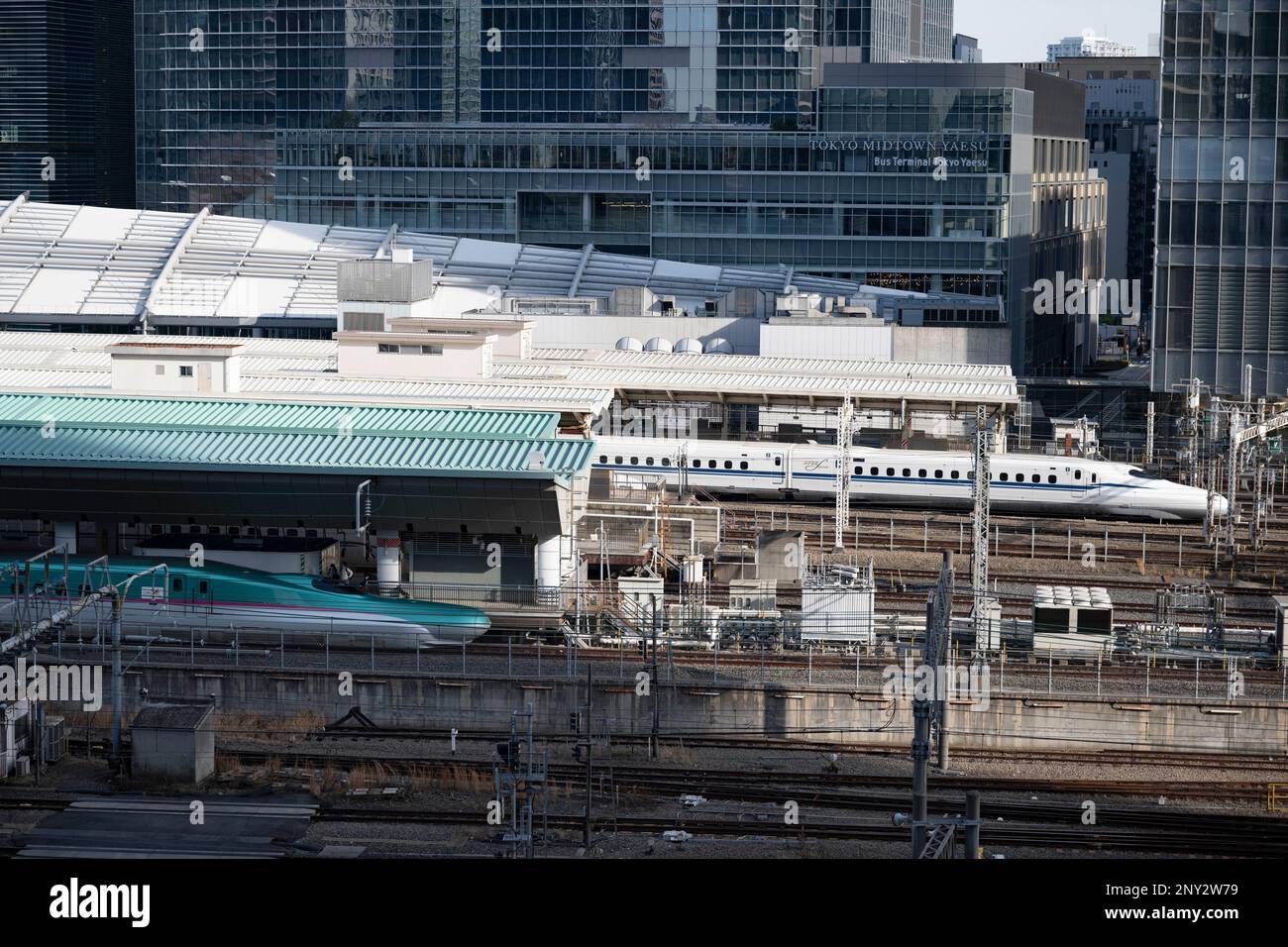 Tokyo, Japon. 6th févr. 2023. Un Shinkansen de la série JR East E5 (vert) sur la plate-forme tandis qu'un Shinkansen du JR Central N700 (blanc) quitte la gare de Tokyo, desservant les navetteurs et les touristes sur les trains interurbains JR East et JR Central.Gare de Tokyo (æ±äº-é§…) Est un centre de transport historique au Japon, servant de terminal pour shinkansen et les trains locaux. C'est également une destination de shopping et de restauration, avec des restaurants, des boutiques et un hôtel dans son bâtiment principal en brique rénové.l'administration Kishida est sur le point de dévoiler de nouvelles politiques sur l'immigration et la population compte tenu de la situation économique du Japon Banque D'Images