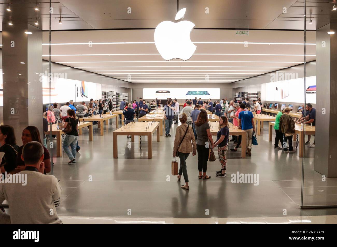SP - Sao Paulo - 03/11/2017 - Sales of the new iPhones 8 and 8 Plus in SP started - Sales of the new versions of the IPhone - 8 and 8 Plus started today all over the country. At the Apple Store of Morumbi Shopping in Sao Paulo, which is in the southern part of the city, many buyers went to the Apple Store to buy the first handsets. Photo: Marcello Zambrana / AGIF (via AP) Banque D'Images