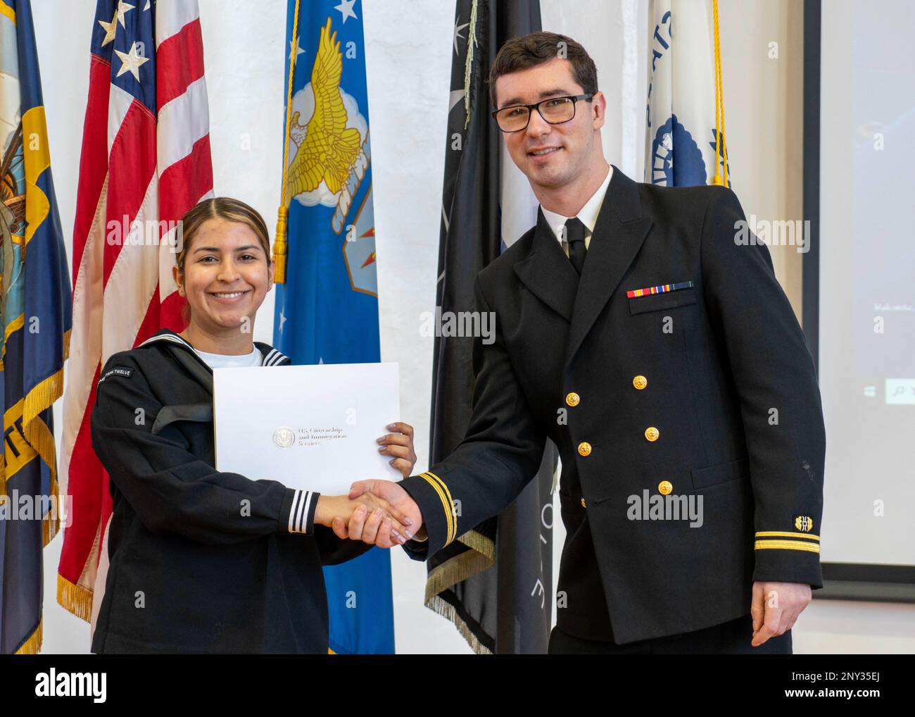 YOKOSUKA, Japon (30 janvier 2023) — Spécialiste en logistique 3rd classe Edna Taisigue reçoit un certificat de naturalisation du lieutenant j.g. Evan Draym, juge-avocat de l'assistance juridique pour le Bureau régional des services juridiques (RSSO) Pacifique occidental, lors d'une cérémonie de naturalisation des services de citoyenneté et d'immigration des États-Unis, organisée par RSSO Western Pacific au C2 Auditorium à bord Commandant, activités de la flotte Yokosuka (CFAY). Depuis plus de 75 ans, CFAY fournit, entretient et exploite des installations et des services de base à l'appui des forces navales déployées à l'avant de la flotte américaine 7th, comman locataire Banque D'Images