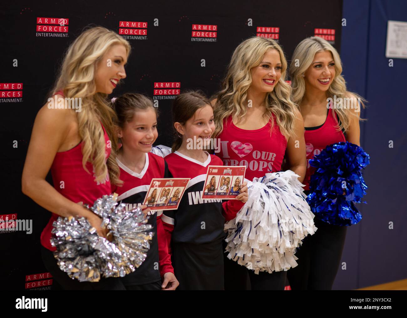 Les enfants professionnels de la Ligue nationale de football et de la Marine corps Air Station Iwakuni posent pour une photo de groupe lors de la Pro Blitz Cheer Clinic sur MCAS Iwakuni, Japon, 12 février 2023. La visite éclair des forces armées Entertainment Pro permet aux membres du service déployés à l'avance et à leurs familles de rencontrer les meneurs et les joueurs de la NFL. Banque D'Images