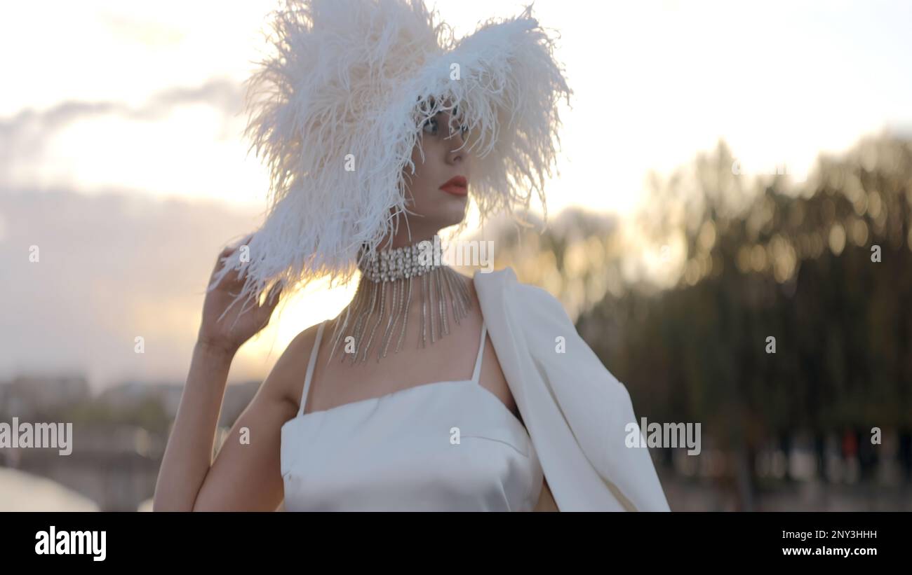 Femme élégante avec chapeau élégant. Action. Magnifique femme blanche avec  chapeau de créateur. Femme élégante en chapeau inhabituel posant sur fond  de ville d'été Photo Stock - Alamy