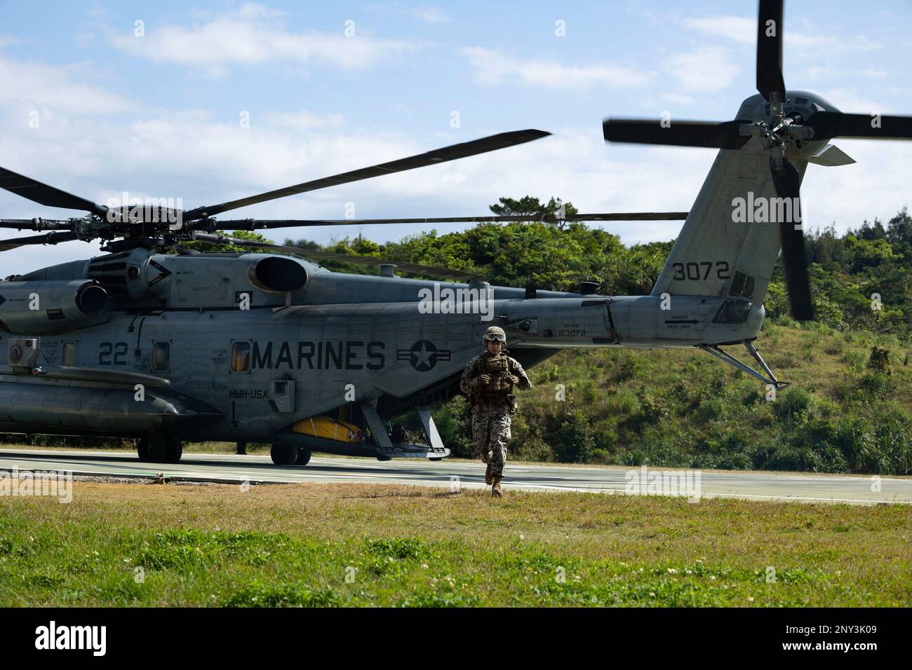 ÉTATS-UNIS Marines avec combat Logistics Battalion 4, 3D Marine Logistics Group effectue un réapprovisionnement avec un CH-53E Super Stallion pendant l'exercice Jungle Warfare 23 à Kin Blue, Okinawa, Japon, 16 février 2023. JWX 23 est un exercice de formation sur le terrain à grande échelle axé sur l'exploitation des capacités intégrées des partenaires conjoints et alliés afin de renforcer la sensibilisation, la manœuvre et les incendies de tous les domaines dans un environnement maritime distribué. Banque D'Images