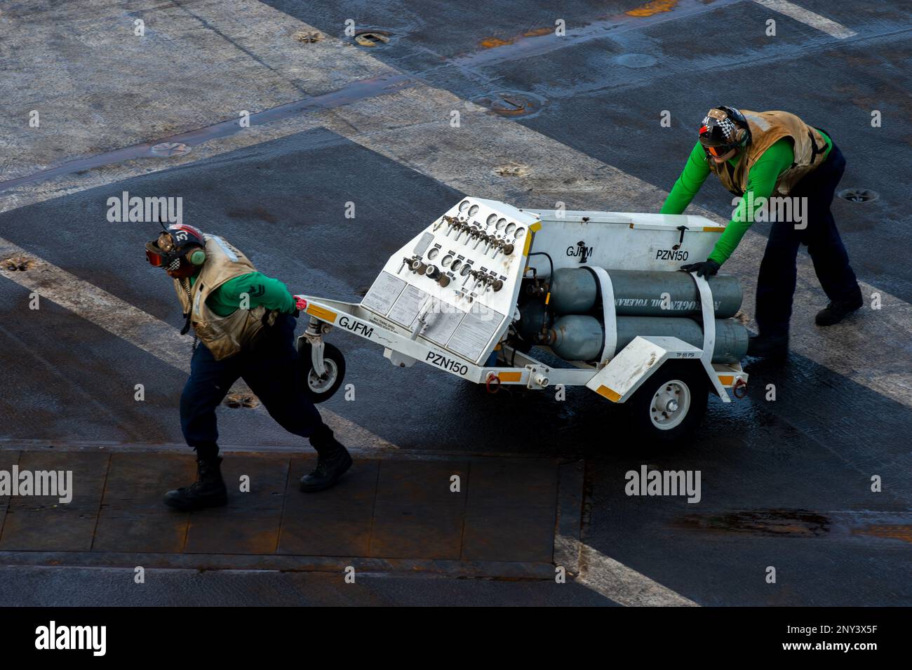 230120-N-KU796-1304 MER DE CHINE DU SUD (20 JANVIER 2023) ÉTATS-UNIS Les marins de la Marine déplacent un chariot de réservoir d'azote à travers le pont de vol du porte-avions USS Nimitz (CVN 68). Nimitz est aux États-Unis 7th Fleet qui effectue des opérations de routine. 7th Fleet est le U.S. La plus grande flotte numérotée déployée à l'avance de la Marine interagit et opère régulièrement avec ses alliés et partenaires pour préserver une région libre et ouverte de l'Indo-Pacifique. Banque D'Images