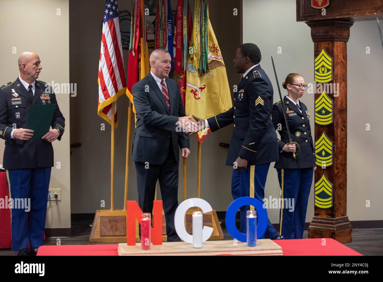 Le Sgt. Osea Donaldson, 3rd Bataillon, 321st Régiment d'artillerie de campagne, se serre la main avec le Sgt. Maj. (Retraité) Frank Luedtke lors de la cérémonie d'induction de l'ONC de la Brigade d'artillerie de campagne 18th le 10 janvier 2023 à l'Académie de l'ONC à ft. Bragg, N.F. La cérémonie a reconnu tous les NCO nouvellement promus et les a accueillis dans le corps. Banque D'Images