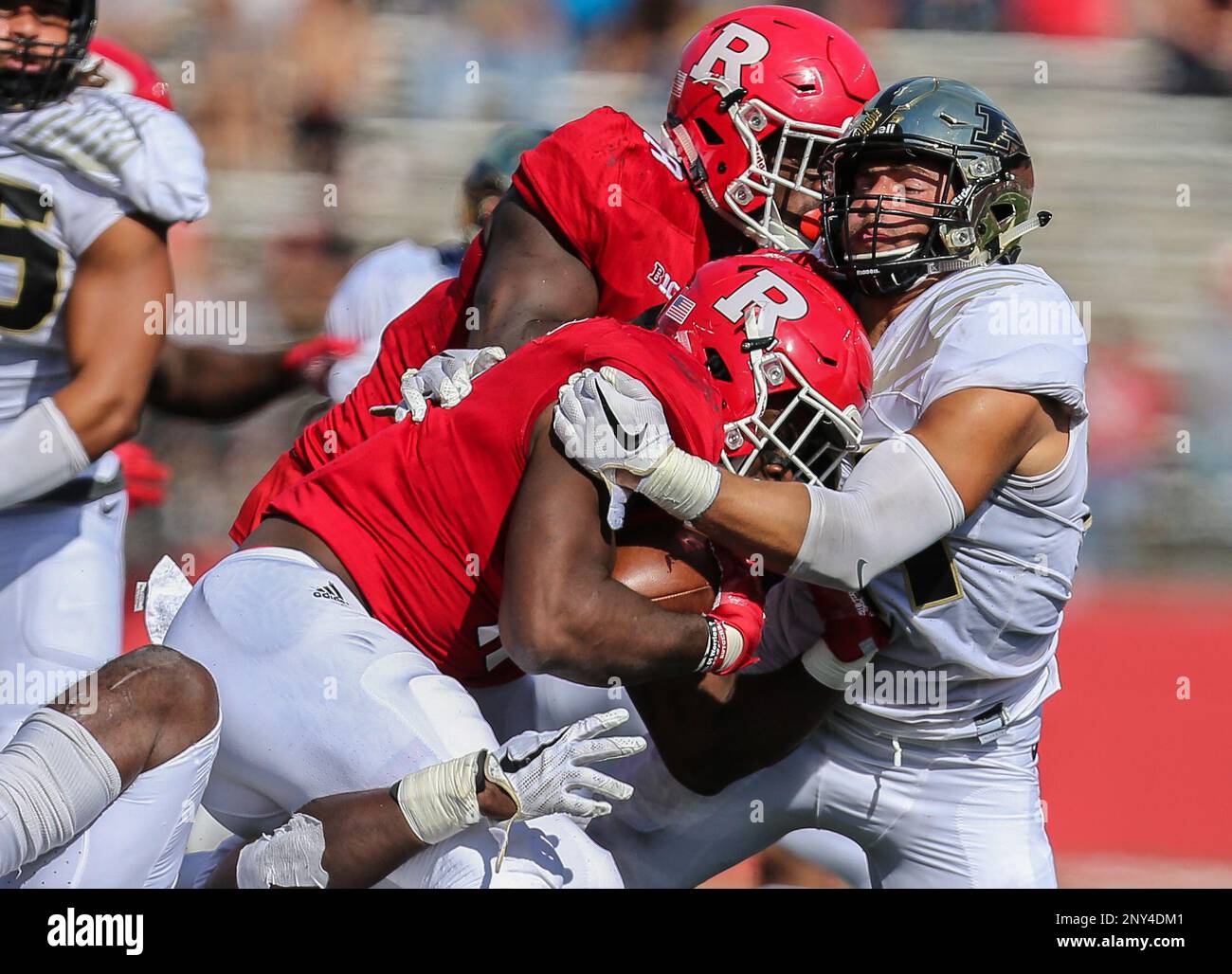 October 21, 2017: Purdue Boilermakers linebacker Markus Bailey (21) tries to stop Rutgers Scarlet Knights running back Gus Edwards (13) during an NCAA football game between the Purdue Boilermakers and the Rutgers Scarlet Knights at the High Point Solutions Stadium in Piscataway, NJ. Mike Langish/Cal Sport Media. (Cal Sport Media via AP Images) Banque D'Images