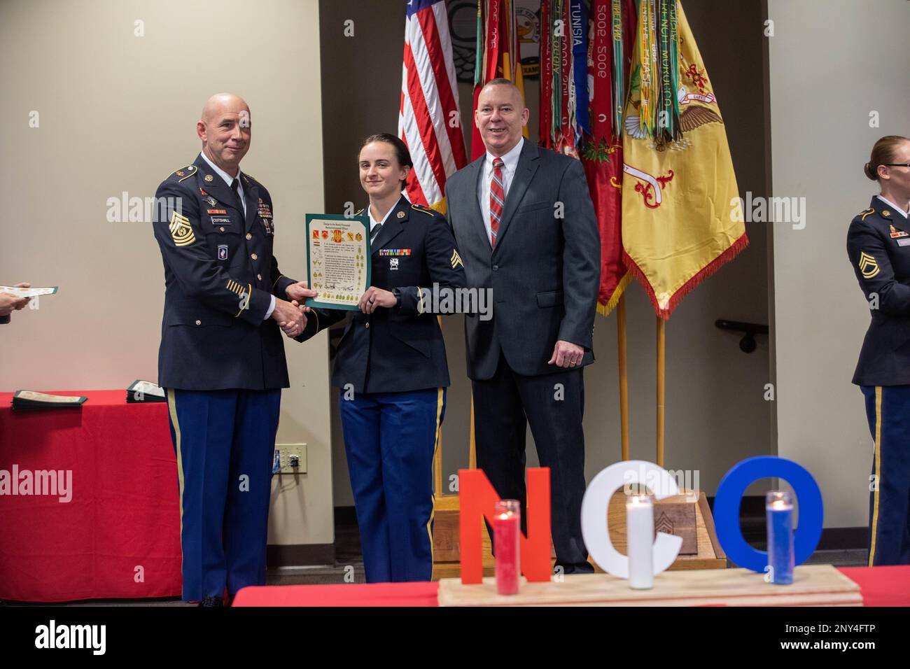 Le Sgt Sierra V. Leosewski, 3rd Bataillon, 321st Régiment d'artillerie de campagne, est intronisé au corps de l'ONC lors de la cérémonie d'induction de l'ONC de la Brigade d'artillerie de campagne 18th le 10 janvier 2023 à l'Académie de l'ONC à ft. Bragg, N.F. La cérémonie a reconnu tous les NCO nouvellement promus et les a accueillis dans le corps. Banque D'Images