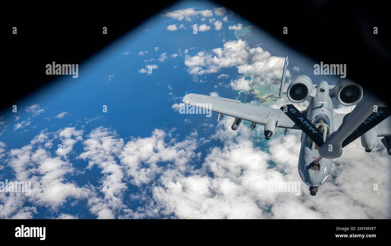 Un avion Thunderbolt II A-10C affecté à la 23rd e Escadre de la base aérienne Moody, en Géorgie, reçoit du carburant d'un KC-135 Stratotanker affecté à la 6th e Escadre de ravitaillement aérien au-dessus de l'océan Atlantique, le 28 février 2023. L'ARS de 50th a alimenté les warthogs lorsqu'ils sont revenus de l'opération d'exercice de l'escadre principale Forward Tiger, un exercice des forces aériennes du Sud. Conçu pour accroître la préparation au combat, parallèlement à l'aide humanitaire et aux capacités d'intervention en cas de catastrophe, l'exercice a permis aux aviateurs de s'entraîner avec l'Armée de l'air de la République dominicaine et la Force de défense de la Jamaïque pour promouvoir une interopérabilité transparente. ( Banque D'Images