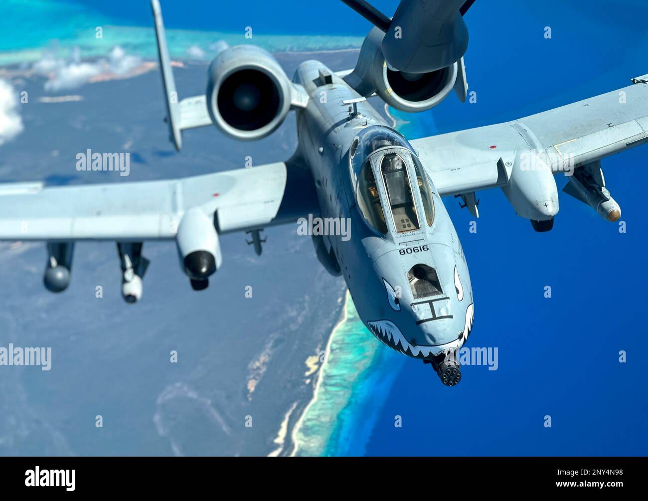 Un avion Thunderbolt II A-10C affecté à la 23rd e Escadre, à la base aérienne Moody, en Géorgie, approche d'un KC-135 Stratotanker, affecté à la 6th e Escadre de ravitaillement en carburant, pour le ravitaillement au-dessus de l'océan Atlantique, le 28 février 2023. L'ARS de 50th a alimenté les warthogs lorsqu'ils sont revenus de l'opération d'exercice de l'escadre principale Forward Tiger, un exercice des forces aériennes du Sud. Conçu pour accroître la préparation au combat, parallèlement à l'aide humanitaire et aux capacités d'intervention en cas de catastrophe, l'exercice a permis aux aviateurs de s'entraîner avec l'Armée de l'air de la République dominicaine et la Force de défense de la Jamaïque pour promouvoir une interopérabilité sans faille Banque D'Images