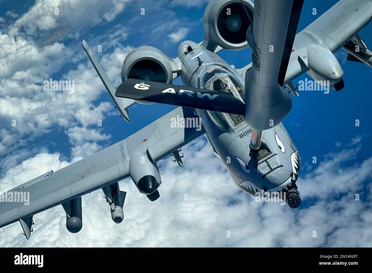 Un avion Thunderbolt II A-10C affecté à la 23rd e Escadre de la base aérienne Moody, en Géorgie, reçoit du carburant d'un KC-135 Stratotanker affecté à la 6th e Escadre de ravitaillement aérien au-dessus de l'océan Atlantique, le 28 février 2023. L'ARS de 50th a alimenté les warthogs lorsqu'ils sont revenus de l'opération d'exercice de l'escadre principale Forward Tiger, un exercice des forces aériennes du Sud. Conçu pour accroître la préparation au combat, parallèlement à l'aide humanitaire et aux capacités d'intervention en cas de catastrophe, l'exercice a permis aux aviateurs de s'entraîner avec l'Armée de l'air de la République dominicaine et la Force de défense de la Jamaïque pour promouvoir une interopérabilité transparente. ( Banque D'Images