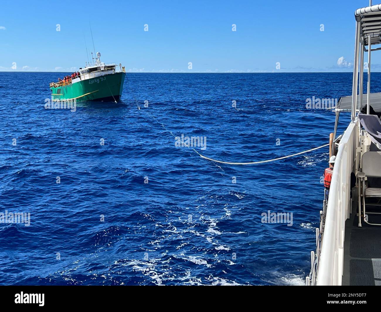 ÉTATS-UNIS Le Cutter de la Garde côtière Joseph Gerczak (WPC 1126) commence à remorquer le bateau de pêche commerciale (CFV) Lucky TJ à plus de 200 milles marins d'Oahu sur 5 janvier 2023. Le CFV Lucky TJ, un navire de 72 pieds à bord de dix marins, a été remorqué par Joseph Gerczak à Honolulu pendant environ 35 heures. Le CFV Lucky TJ est revenu en toute sécurité à Honolulu après le coucher du soleil sur 6 janvier 2023. Banque D'Images