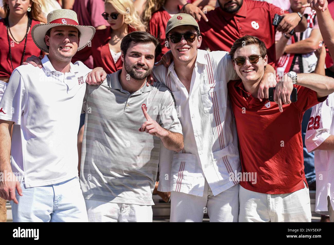 October 14, 2017: Oklahoma fans prior to the Red River Showdown NCAA Football game between the University of Oklahoma Sooners and the University of Texas Longhorns at the Cotton Bowl Stadium in Dallas, TX Michael Dorn/CSMp (Cal Sport Media via AP Images) Banque D'Images