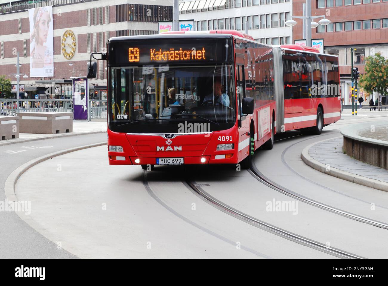 Stockholm, Suède - 2 septembre 2021: Un HOMME LA VILLE DE LION G a produit 2017 en service sur la ligne 69 pour le SL au Sergels torg squarei à Stockholm. Banque D'Images