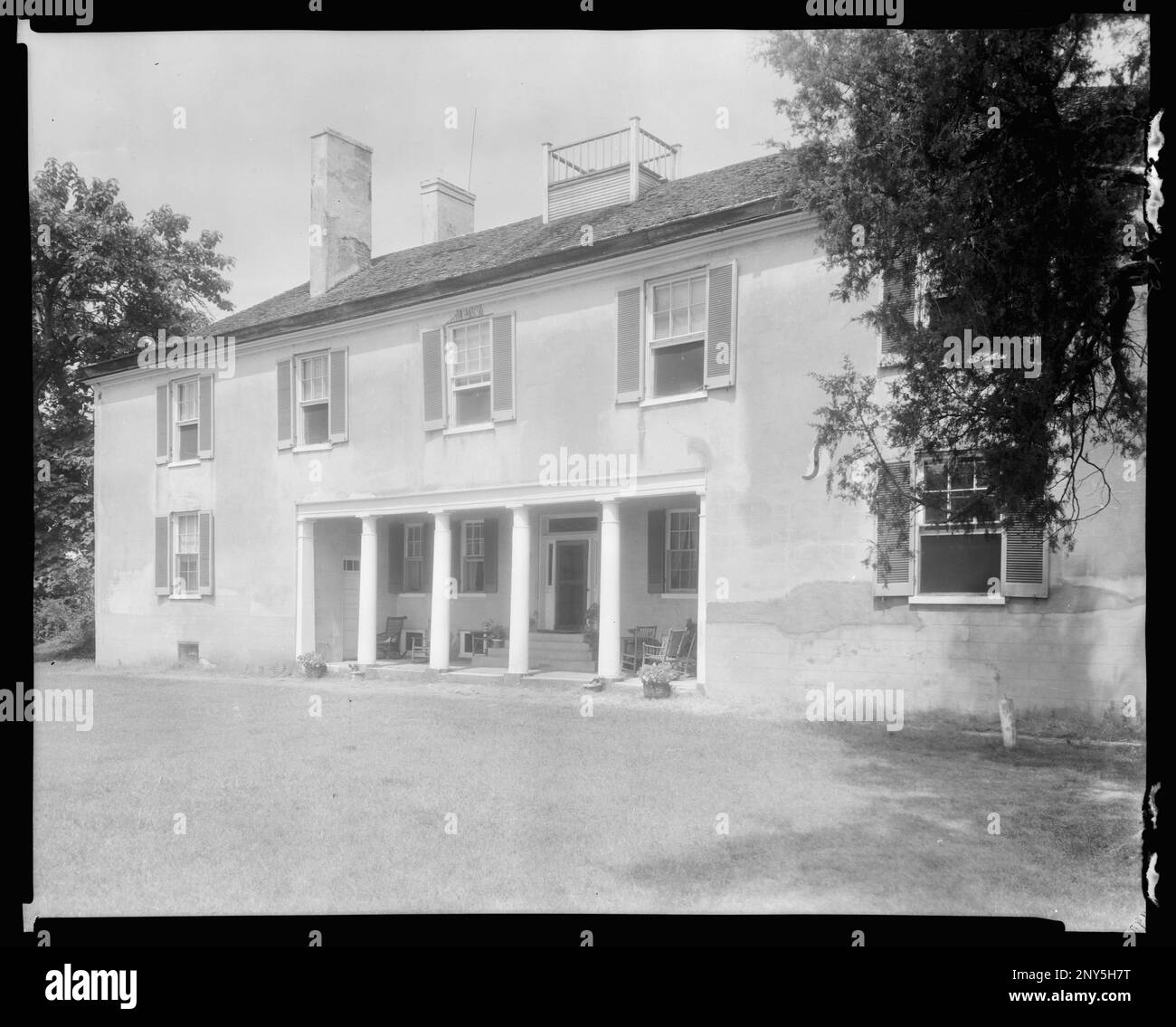 Tudor Hall, Leonardtown, St. Mary's County, Maryland. Carnegie Etude de l'architecture du Sud. États-Unis, Maryland, St. Mary's County, Leonardtown, Columns, Halls, meubles d'extérieur, Porches, pelouses. Banque D'Images
