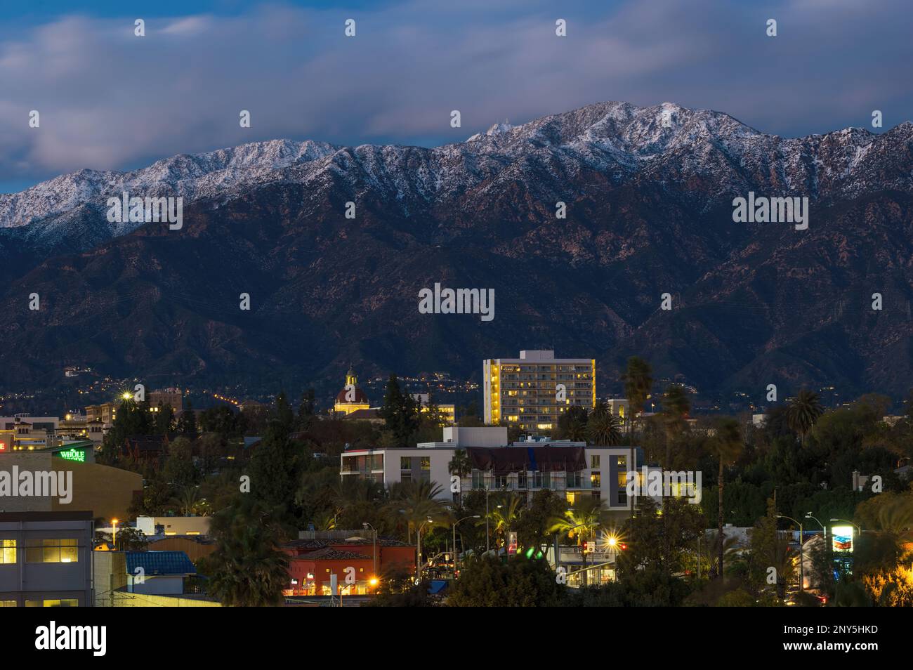 Ville de Pasadena dans le comté de Los Angeles par une journée venteuse, regardant vers le nord, montrant les montagnes de San Gabriel après des pluies intenses. Banque D'Images